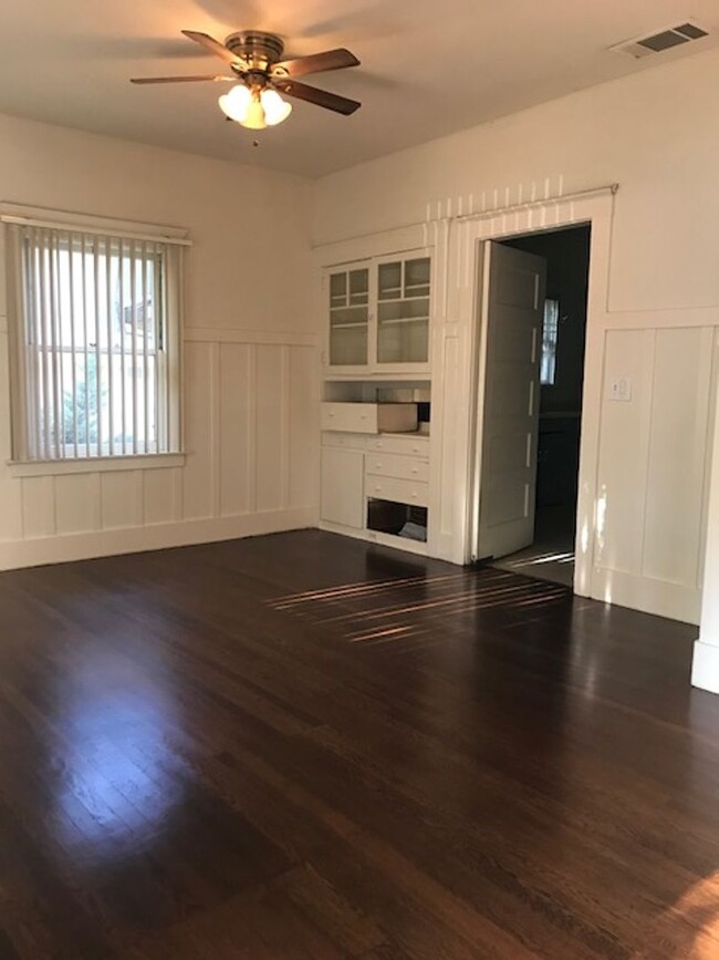 Building Photo - Great downtown location