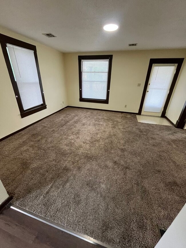 Building Photo - 3 Bedroom, 1 Bathroom House