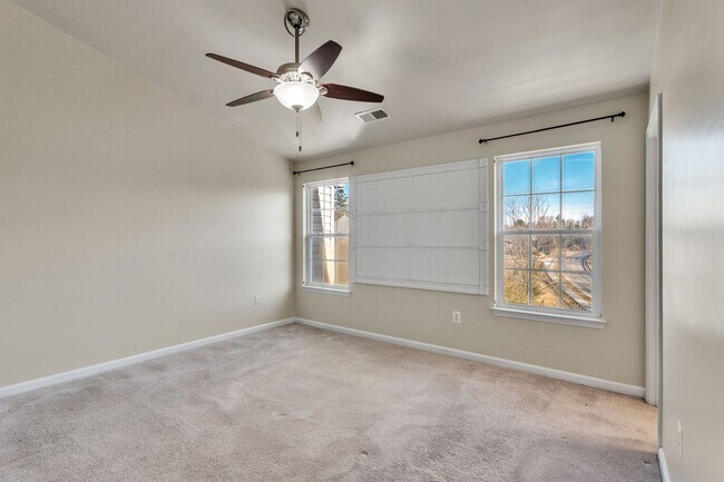 Building Photo - Charming 3 BR + Den Townhouse available now