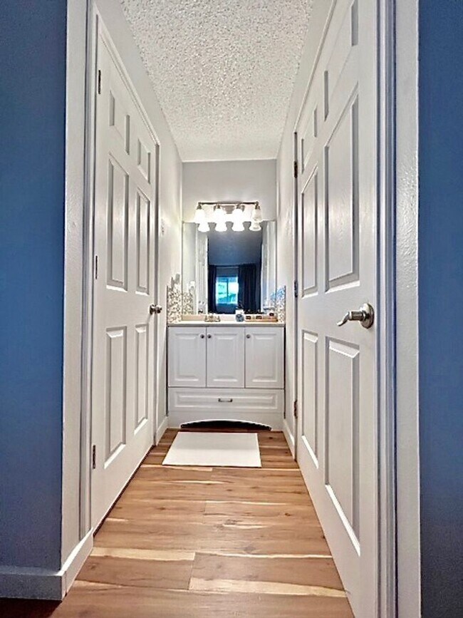 Building Photo - Furnished Cozy 1 Bedroom / 1 Bath Condo - Utilities Included