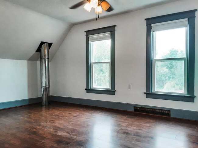 Building Photo - 3 BEDROOM, 2 BATH, SINGLE-FAMILY HOME