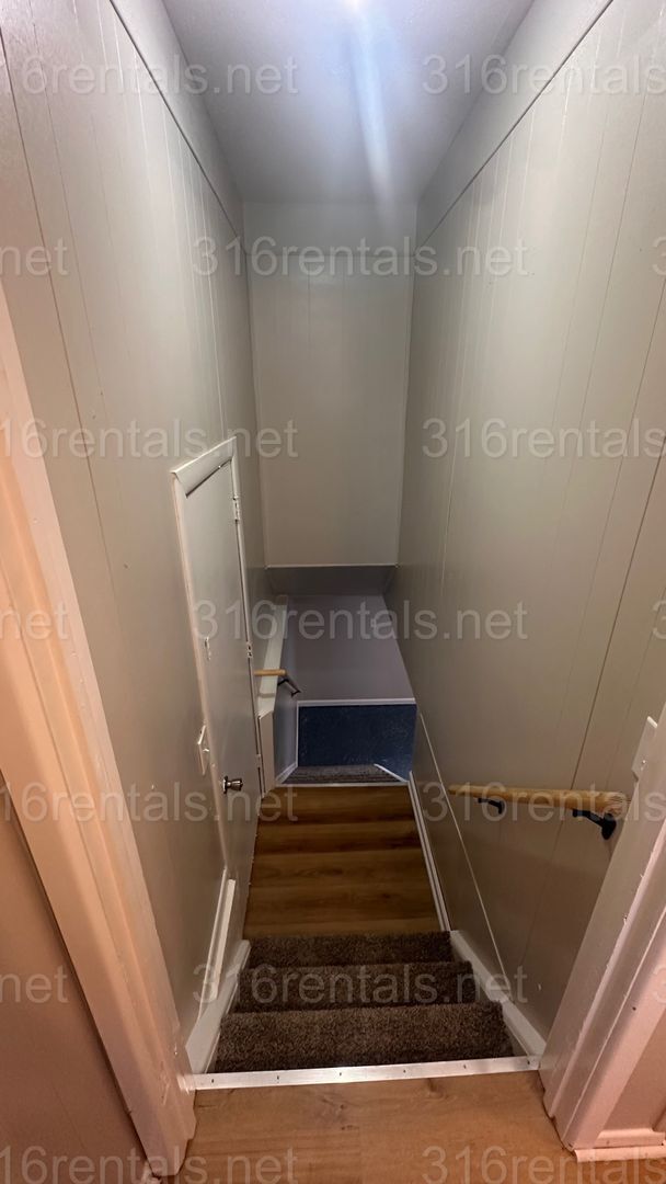 Building Photo - $1250 - 3 bed 1 bath with basement - Singl...