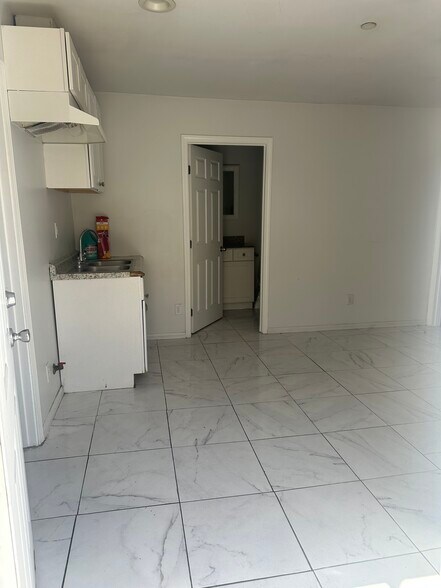 Living room/kitchen - 720 Date St