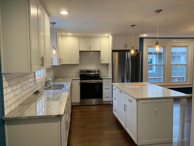 Building Photo - PENDING-Charming & Updated Bungalow in SoBro!