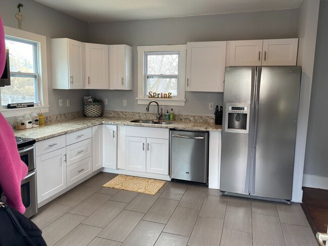 Building Photo - Single Family Home Available August 5th!