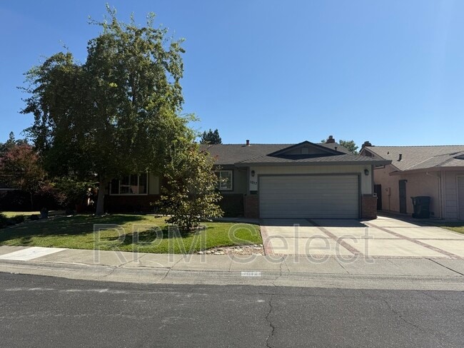 Building Photo - 1017 Silver Lake Dr