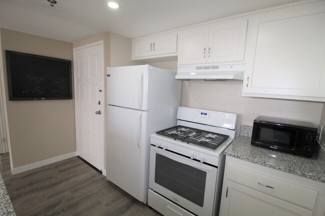 Building Photo - Remodeled Condo in Central Oxnard Gated Community!