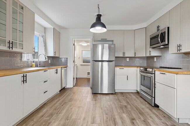 Building Photo - 6629 S Pine St