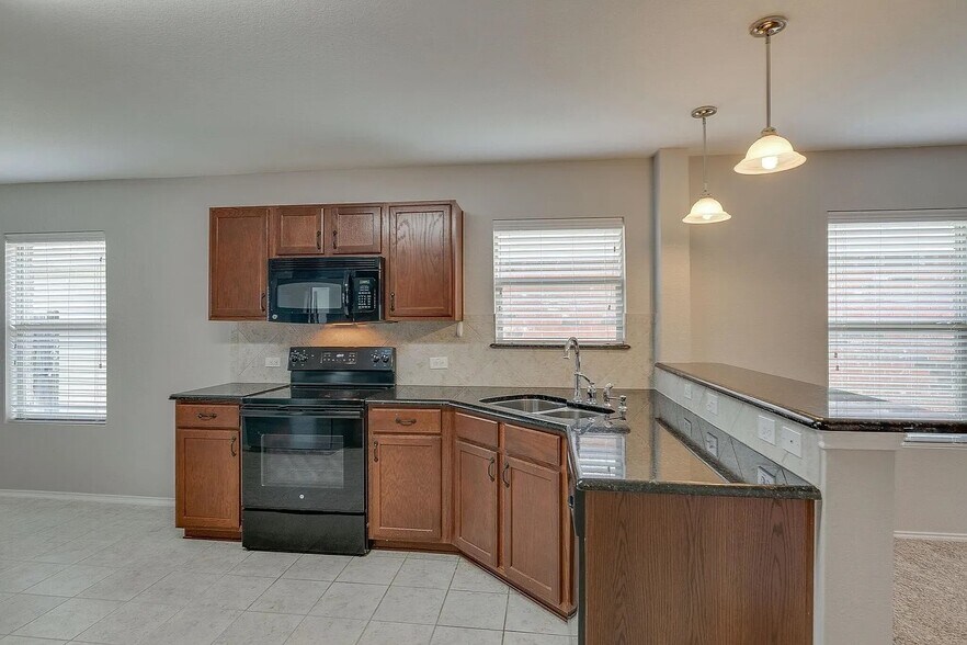 Building Photo - 8833 Quarry Ridge Trl