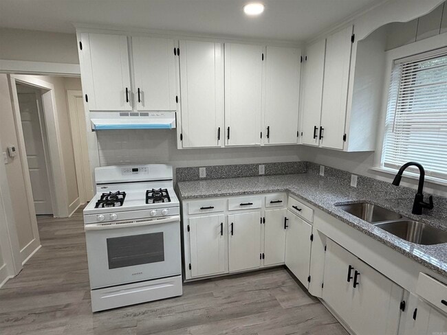 Building Photo - 809 Palmer Ave