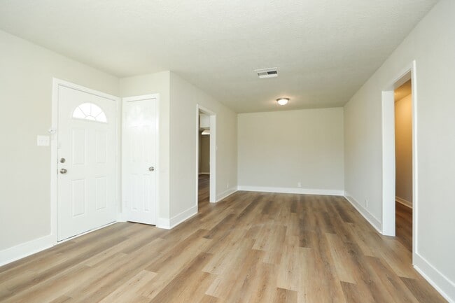 Building Photo - 631 Edgebrook Dr