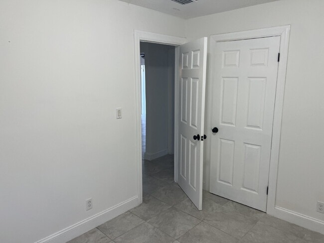 Building Photo - Updated 3/1 Home for Rent Close to Downtown Fort Myers Fun & Dining!