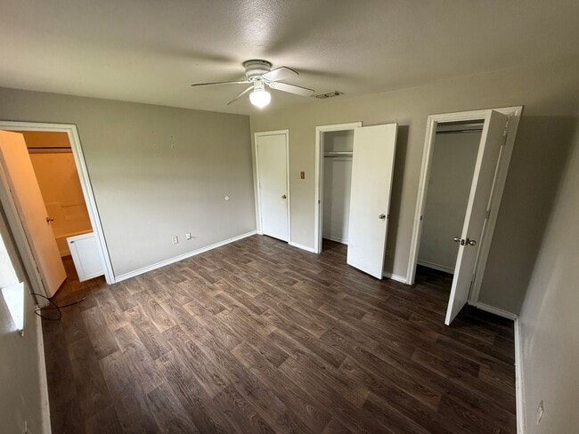 Building Photo - 3-bed/2-bath with garage!