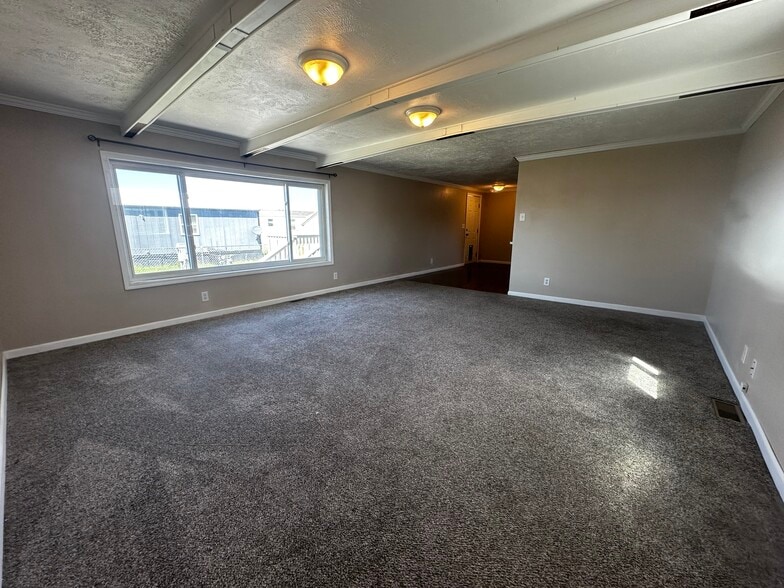 Building Photo - 21 Lapin St