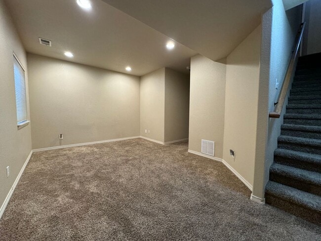 Building Photo - Beautiful 4 Bed 3 1/2 Bath home in Ridgen Farm.