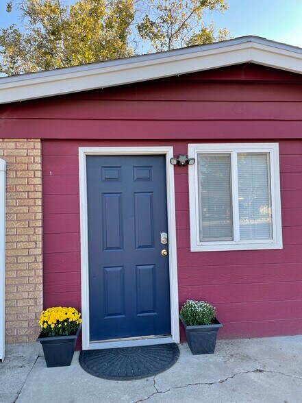 Front Door Image 1 - 903 W Linden St