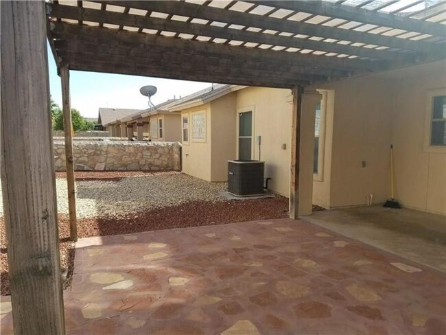 Building Photo - Near Ft. Bliss!