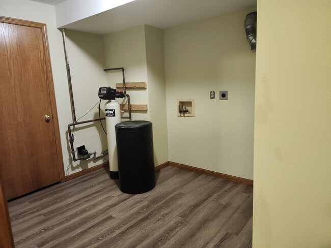 Building Photo - 301 King St