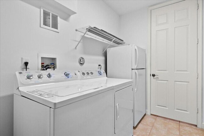 Building Photo - 556 Tomahawk Ct