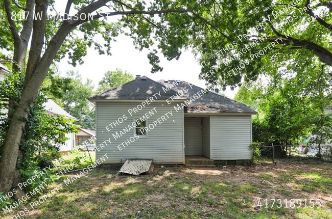 Building Photo - 817 W Madison St
