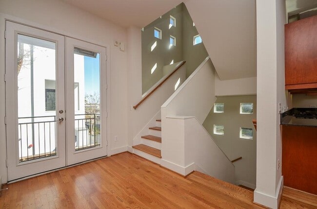 Building Photo - Stylish Corner Townhome Steps from Parks, Dining & Shopping