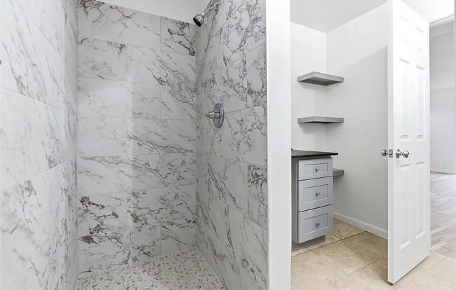 Building Photo - 179 W Hazelwood Dr