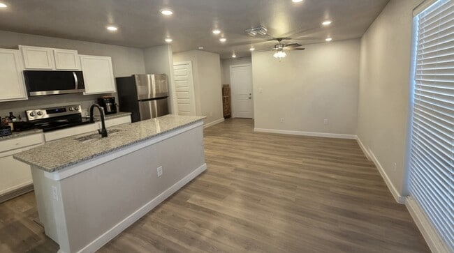 Building Photo - 322 Graze St