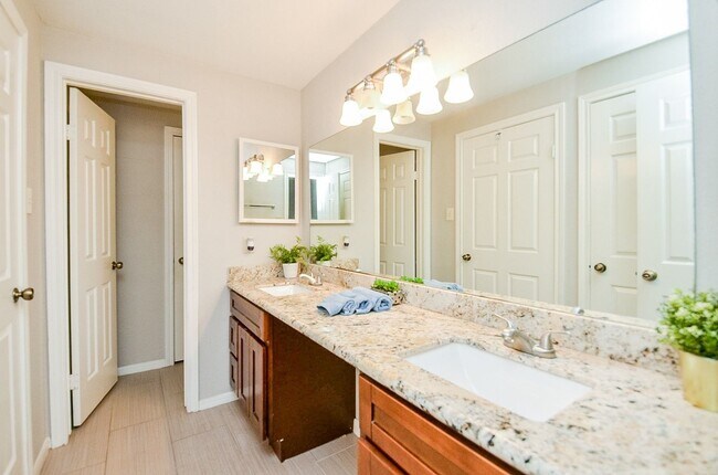 Building Photo - 2255 Braeswood Park Dr