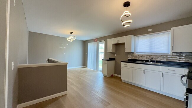 Building Photo - Beautifully remodeled 3 bedroom, 1.5 bath home.