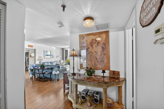 Building Photo - 8200 Lakeshore Dr