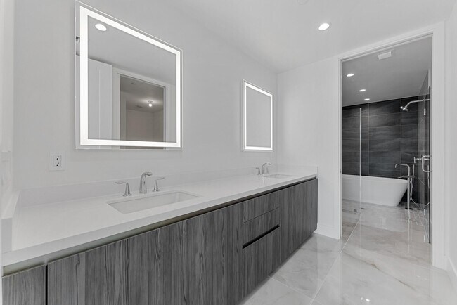 Building Photo - 485 E Royal Palm Rd