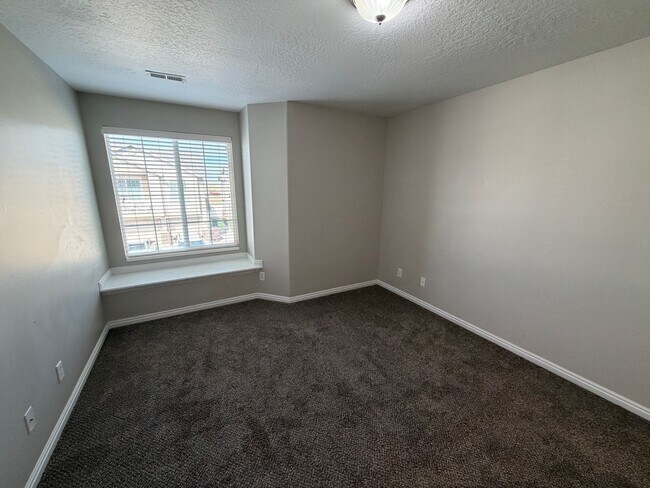 Building Photo - 977 Chelsea Ln
