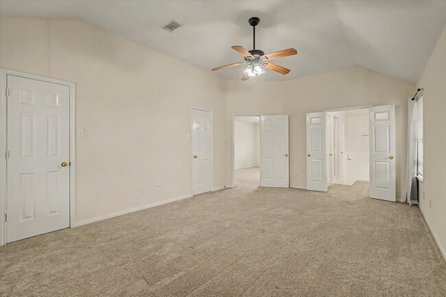 Building Photo - 10840 Sycamore Dr N