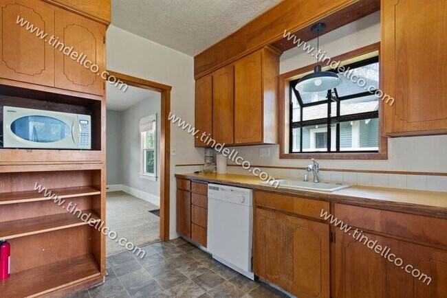 Building Photo - Pet FRIENDLY 4 bedroom 2 bathroom home loc...