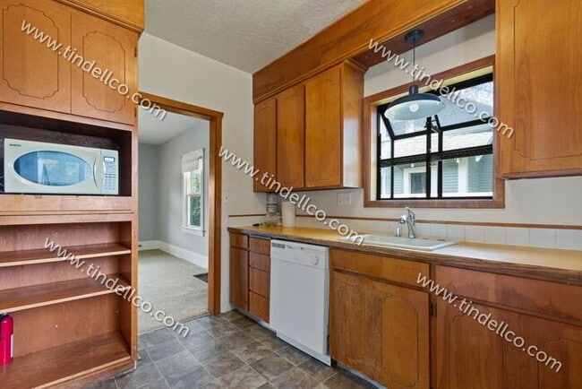 Building Photo - Pet Friendly 4 bedroom 2 bathroom home located blocks from University of Portland!