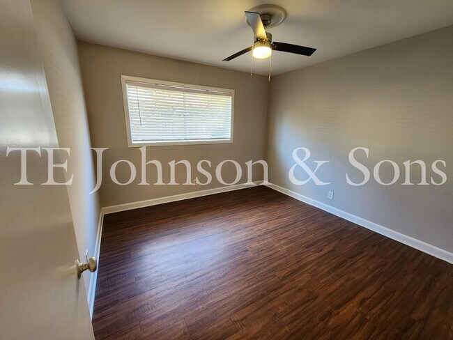 Building Photo - 2 Bedroom Salem View Apartment!