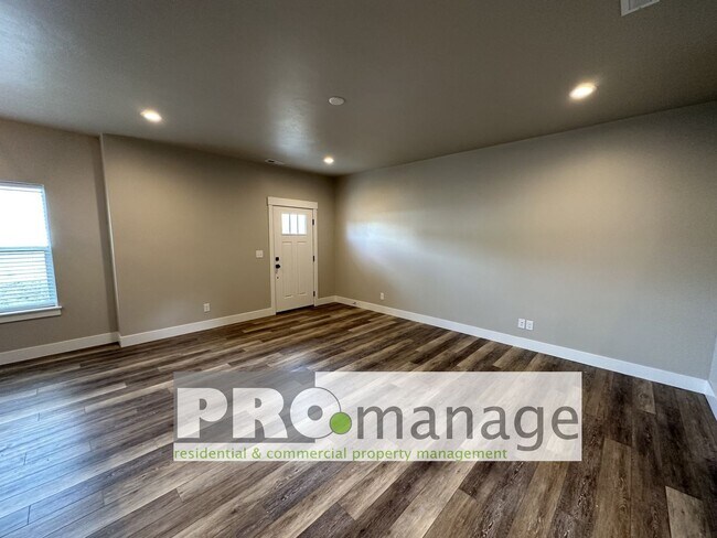 Building Photo - 3 Bed, 2.5 Bath Townhome w/ 2-Car Garage - NEAR NEW - Ammon
