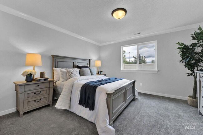 Building Photo - 1482 W Woodpine St