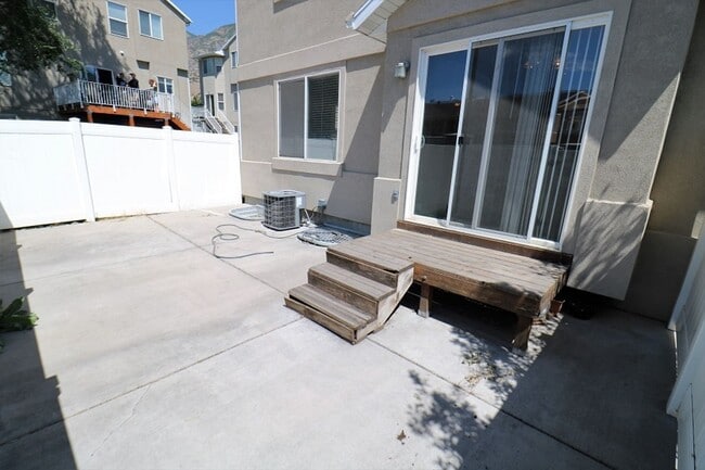 Building Photo - End unit townhome with basement suite!! Ask for move in promotion!