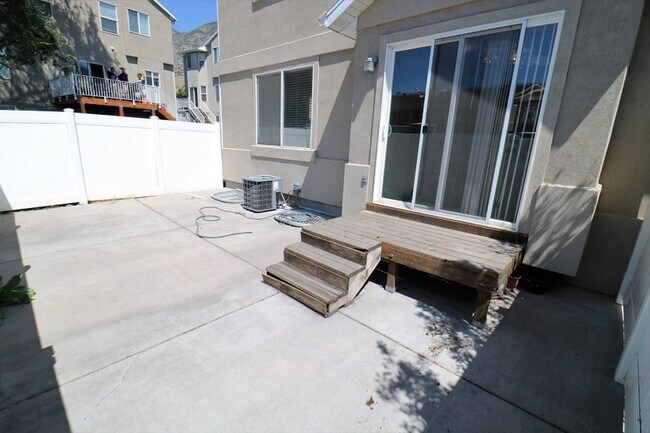 Building Photo - Fantastic 4bd Townhome in Provo!
