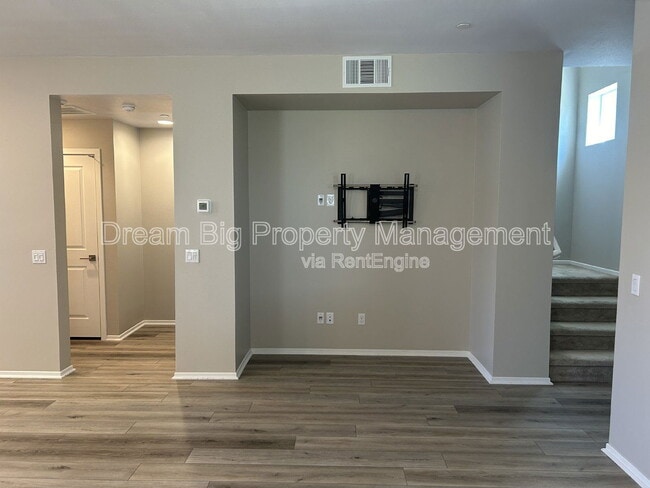 Building Photo - 609 Savi Dr