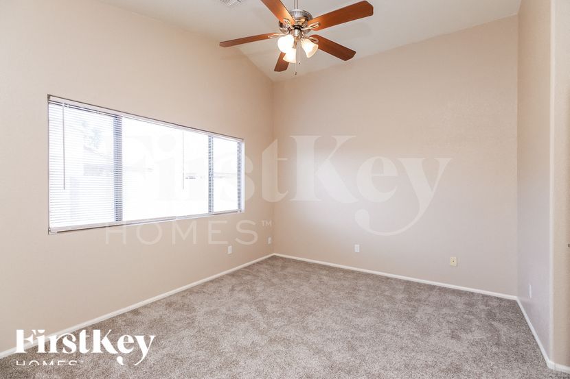 Building Photo - 930 E Nardini St