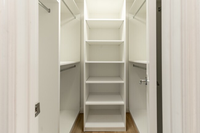 Building Photo - 828 S Bedford St