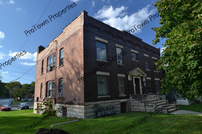Building Photo - 213 N Hickory St