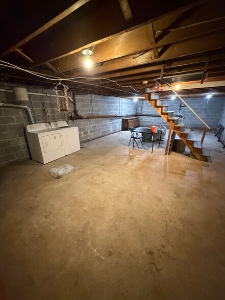 Building Photo - 16 Cherry St