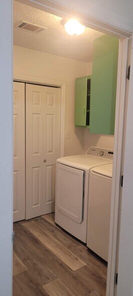 Building Photo - 230 Suzanne Dr