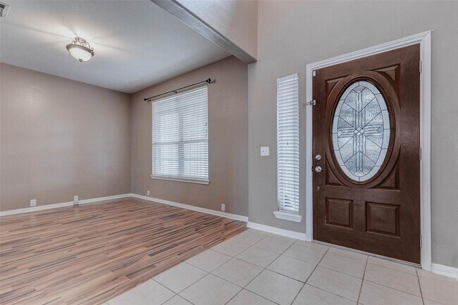 Building Photo - 2402 Sunlight Ln