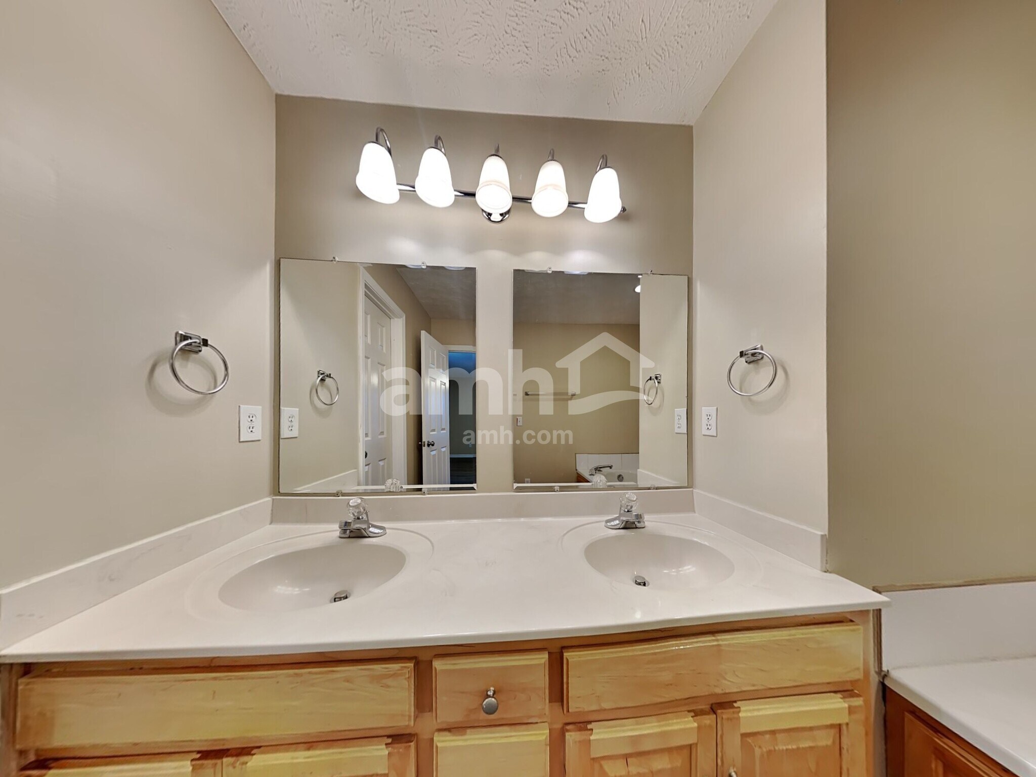 Building Photo - 114 Louise Dr