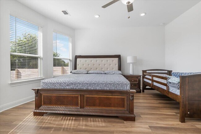 Building Photo - 240 Inlet Ln