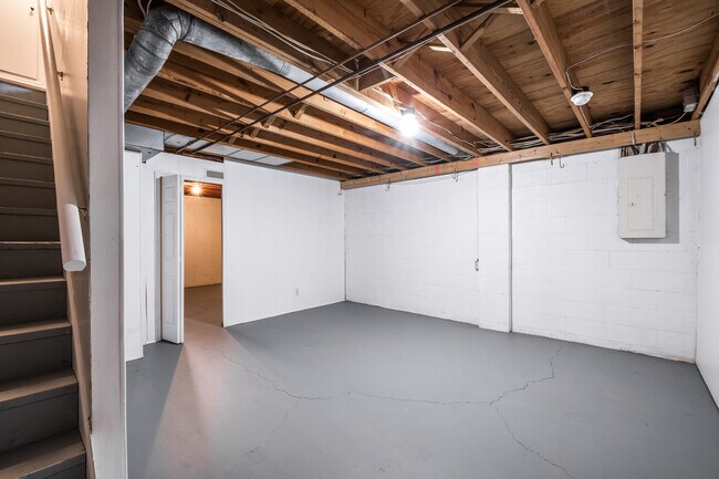 Building Photo - 886 Linworth Road East